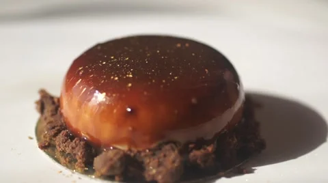 Chocolate coating is poured on the cake 動画素材 62812247