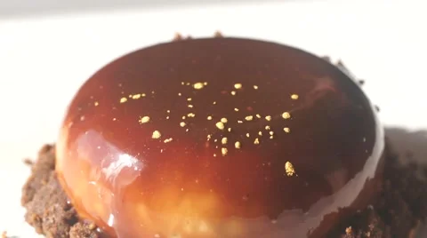 Chocolate coating is poured on the cake 動画素材 62812248