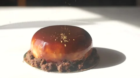 Chocolate coating is poured on the cake 库存影片 62812252