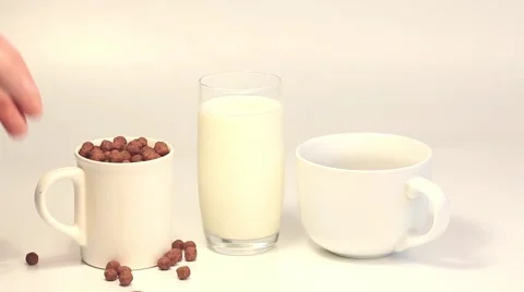 Chocolate corn flakes with milk Video stock 46015232