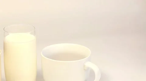 Chocolate corn flakes with milk Video stock 46015242