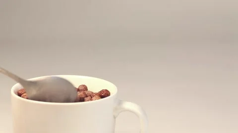 Chocolate corn flakes with milk Video stock 46015246