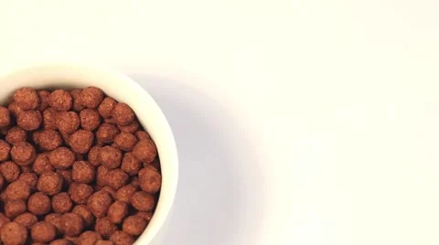 Chocolate corn flakes with milk Video stock 46015247