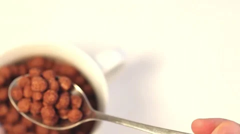 Chocolate corn flakes with milk Video stock 46015252