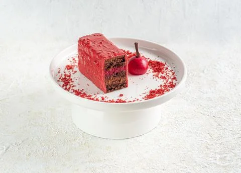 Chocolate covered cherry cake. Sponge cake with a layer of cherry jelly with  Foto stock