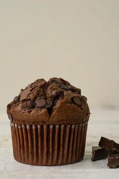 Chocolate cupcake with chocolate drops. Rustic wood background Foto stock