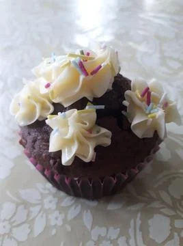 Chocolate cupcake on table Fotos Stock