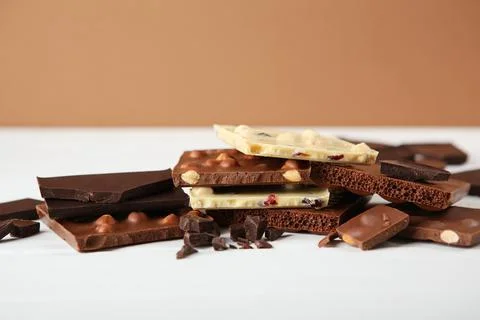 Chocolate of different types on a colored background with a place for text Stockfoto's