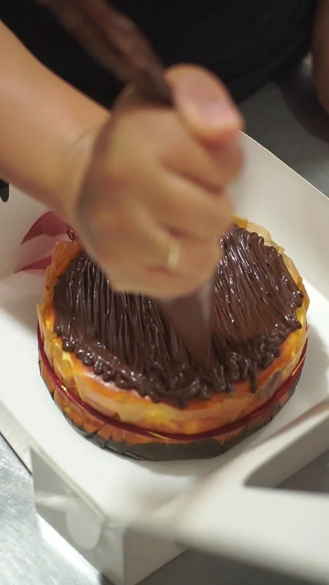 Chocolate Drizzle Decorating Burnt Cheesecake With Piping Bag 库存影片 333612977