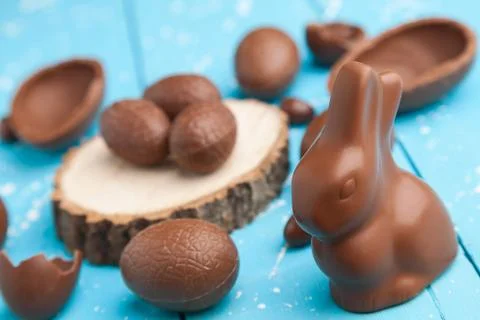Chocolate Easter bunny, eggs and sweets on rustic background Foto stock