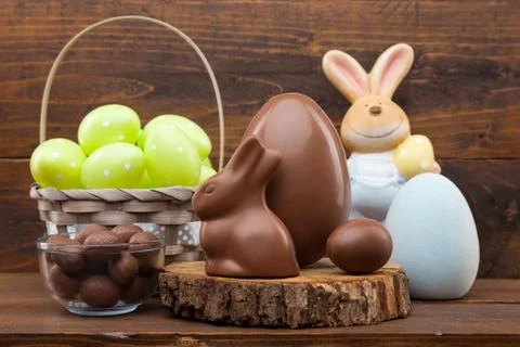 Chocolate Easter bunny, eggs and sweets on rustic background Foto stock