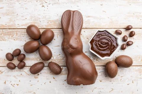 Chocolate Easter bunny, eggs and sweets on rustic background Foto stock