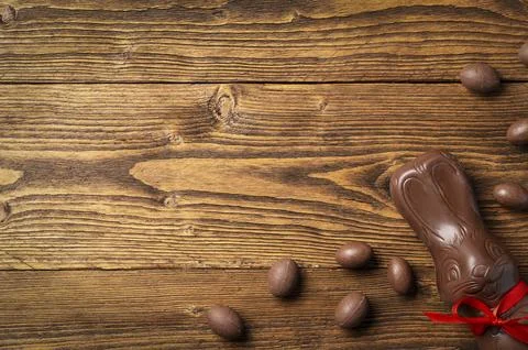 Chocolate Easter bunny with eggs 스톡 사진