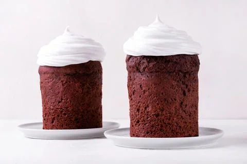 Chocolate Easter cake with marshmallow icing Foto stock