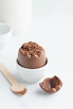 Chocolate easter egg in a white eggholder Foto stock