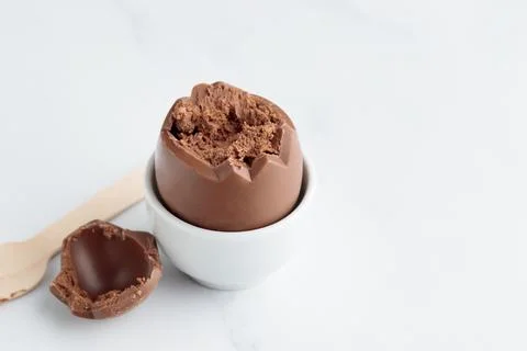 Chocolate easter egg in a white eggholder Foto stock