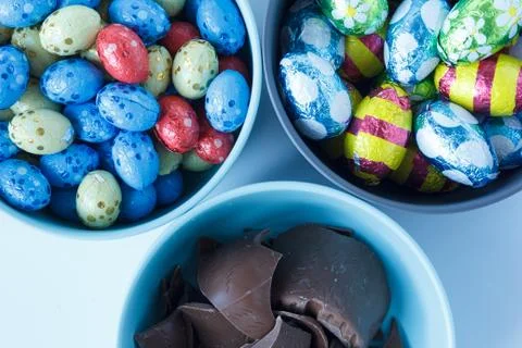 Chocolate easter eggs and pieces of a chocolate easter bunny Foto stock