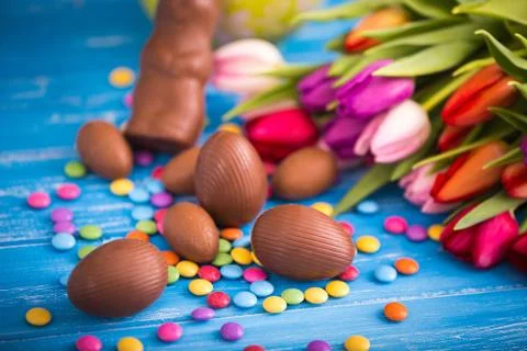 Chocolate easter eggs and tulips Foto stock