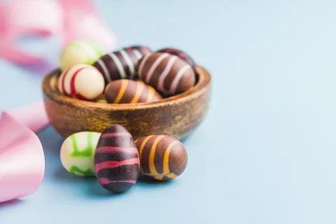 Chocolate easter eggs on blue background. Foto stock