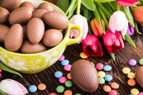 Chocolate easter eggs, dragee and tulips Fotos Stock
