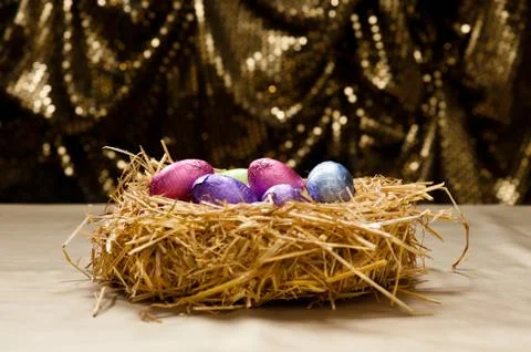 Chocolate easter eggs in a natural straw nest Foto stock
