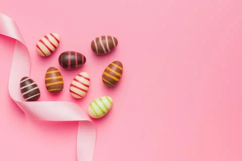 Chocolate easter eggs on pink background. Foto stock