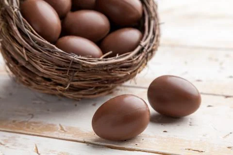 Chocolate Easter holiday egg on rustic backround Foto stock