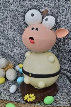 Chocolate egg in the shape of a lamb with various decorations 库存照片