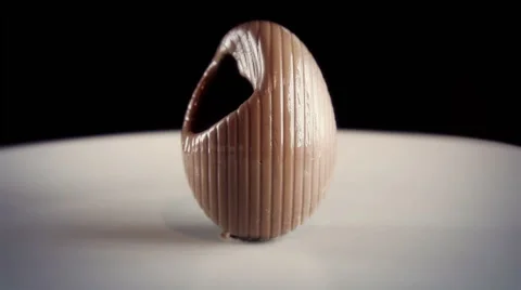 Chocolate egg slowly melting in on itself Vídeo Stock 50390125