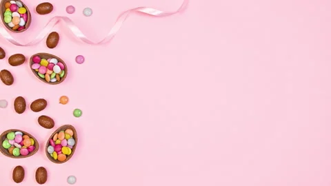 Chocolate eggs and candies for Easter move on left side Stop motion Stock Footage 233230738