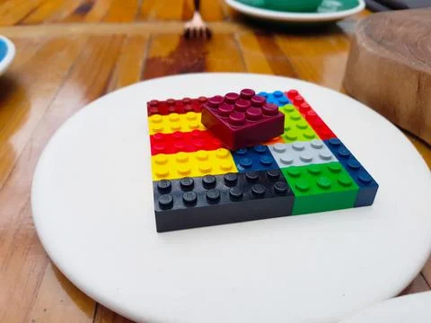 Chocolate in the form of a buildable brick on a base of plastic pieces Foto stock