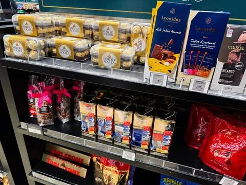 Chocolate gift boxes and premium sweets on store shelves in Paris, France s.. Foto stock