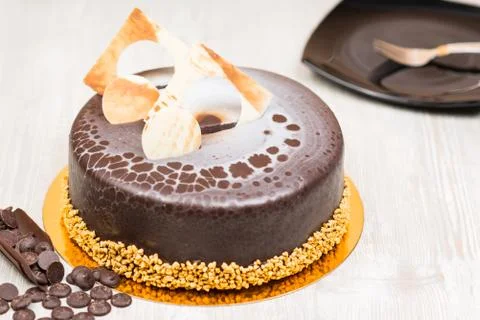 The chocolate glaze cake with plate on the table Foto stock