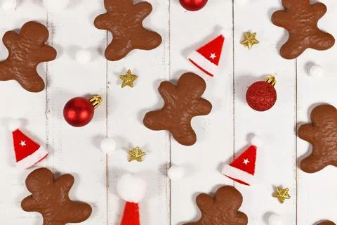 Chocolate glazed German gingerbread in shape of men between Christmas decoration 스톡 사진