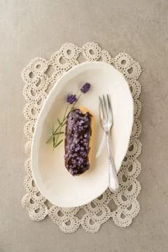 Chocolate lavender eclair Foto stock