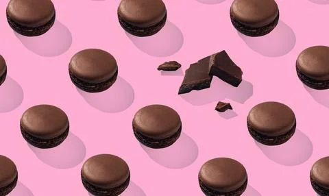 Chocolate macarons pattern with piece of chocolate on pink background Foto stock
