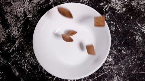 Chocolate pads corn flakes in white bowl isolated on white background. Cereals. Vidéo 118974241