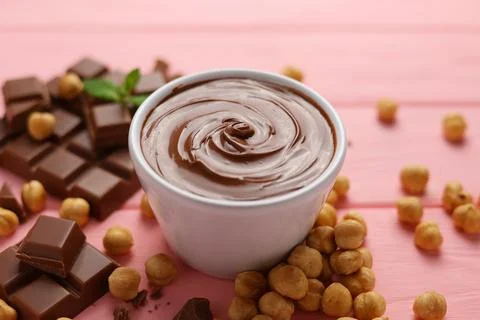 Chocolate paste with a bowl on a table. Foto stock