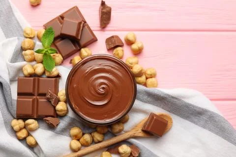 Chocolate paste with a bowl on a table. Foto stock