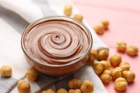 Chocolate paste with a bowl on a table. Foto stock