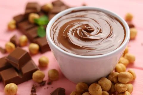 Chocolate paste with a bowl on a table. Foto stock