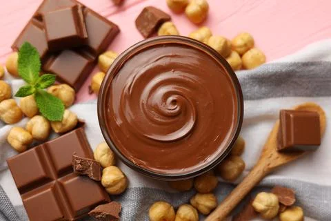 Chocolate paste with a bowl on a table. Foto stock