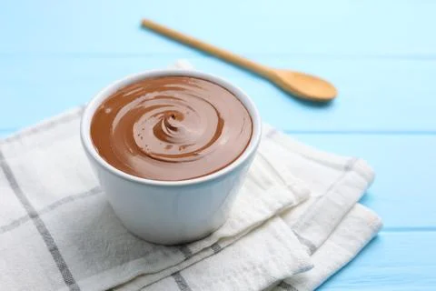 Chocolate paste with a bowl on a table. Foto stock