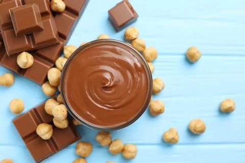 Chocolate paste with a bowl on a table. Foto stock