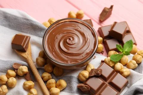 Chocolate paste with a bowl on a table. Foto stock