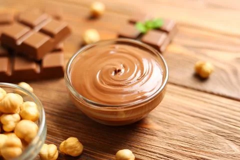 Chocolate paste with a bowl on a table. Foto stock