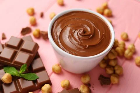 Chocolate paste with a bowl on a table. Foto stock