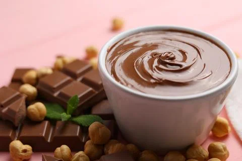 Chocolate paste with a bowl on a table. Foto stock