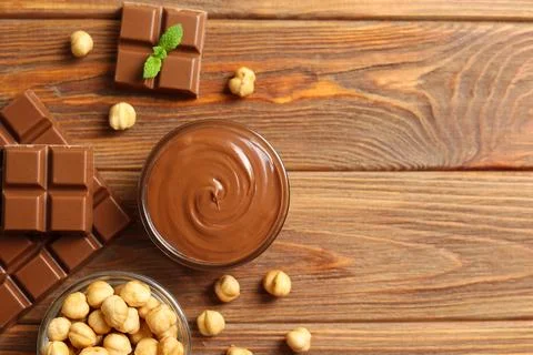 Chocolate paste with a bowl on a table. Foto stock