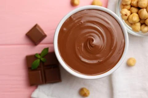 Chocolate paste with a bowl on a table. Foto stock